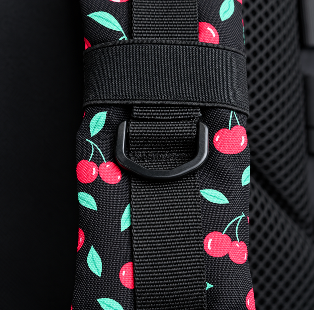 black cherry backpack – shoulder strap with black fitting detail