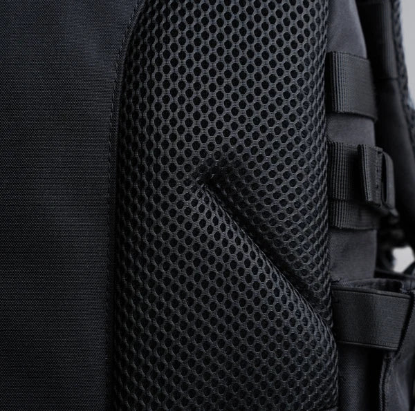 black 9l backpack – black breathable back mesh detail