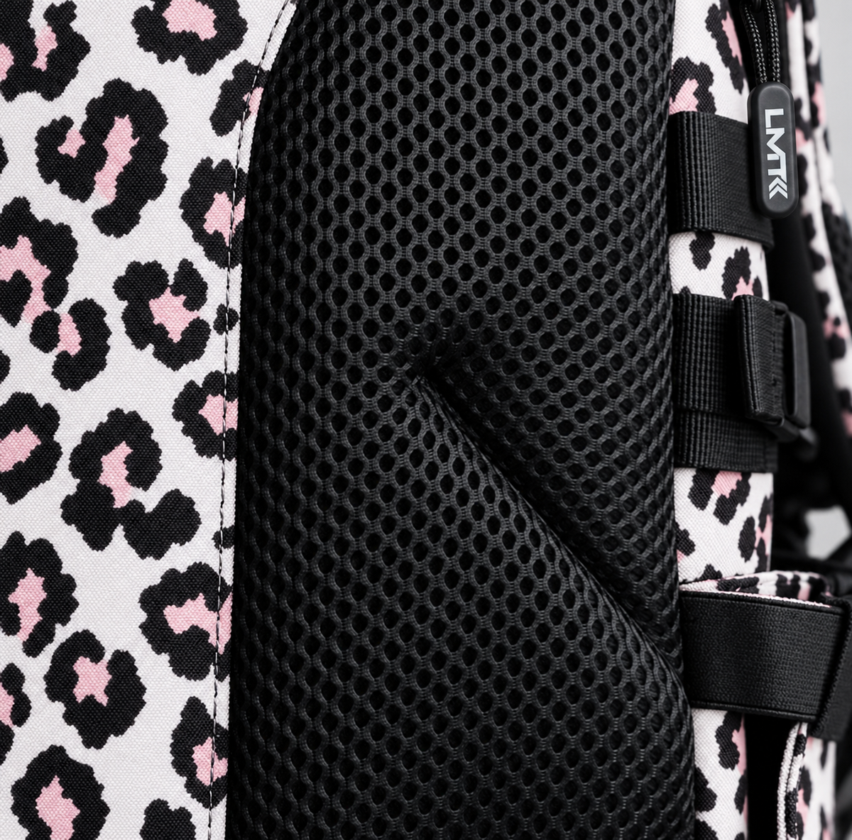 leopard 9l backpack – black breathable back mesh detail