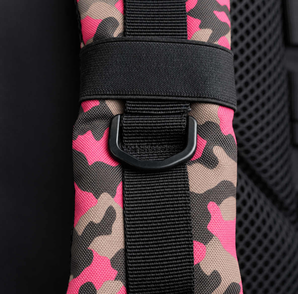 pink camo backpack – shoulder strap with black fitting detail