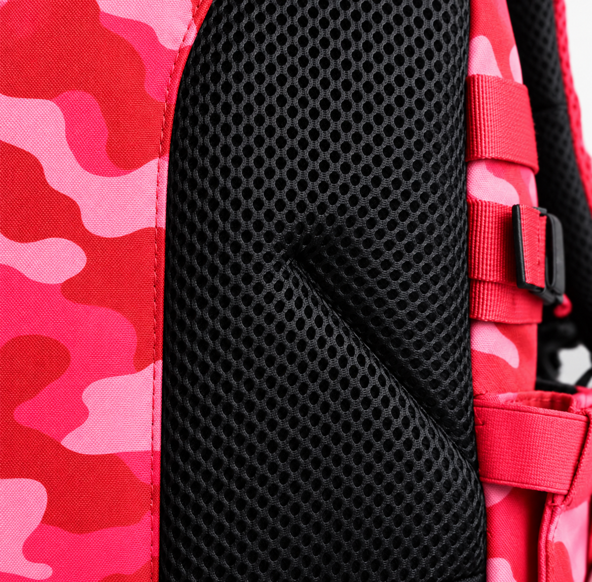 red camo backpack – black breathable back mesh detail