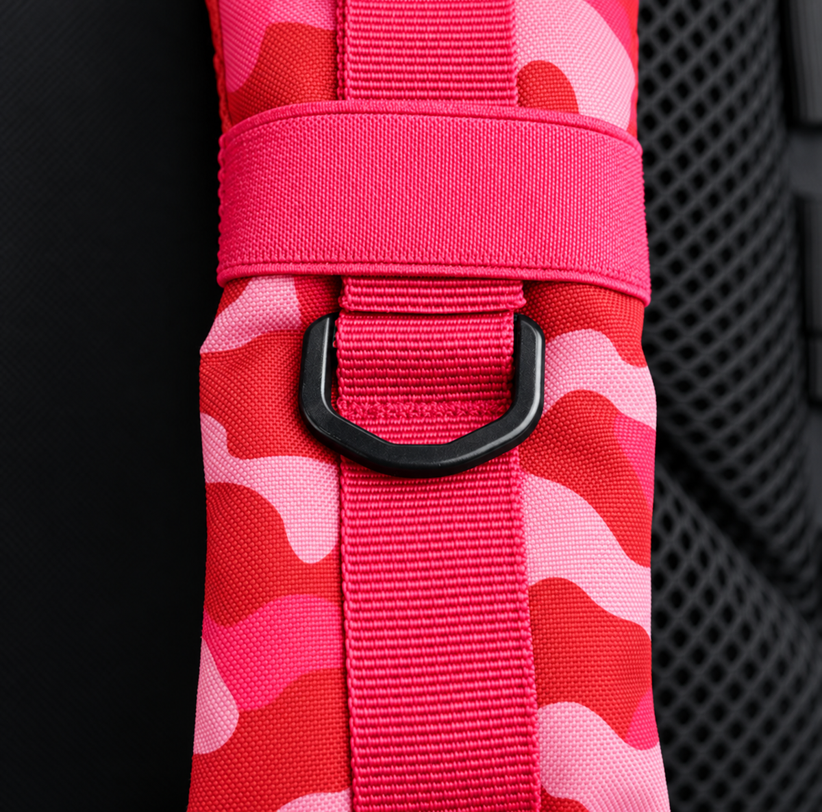 red camo backpack – shoulder strap with black fitting detail